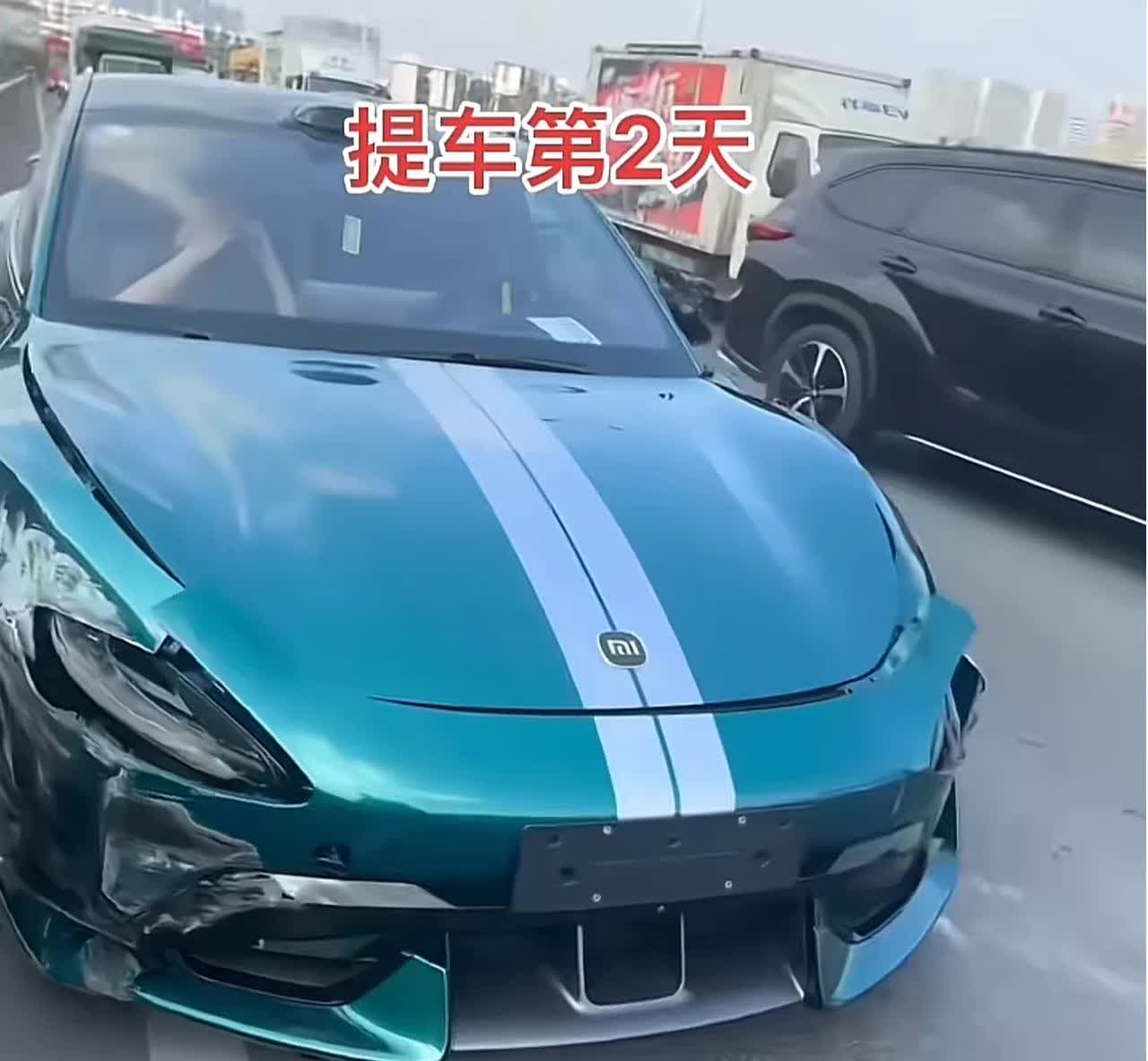 小米su7 Ultra广东首撞，车主提车第二天就把车撞了，事故原因是su7从最右