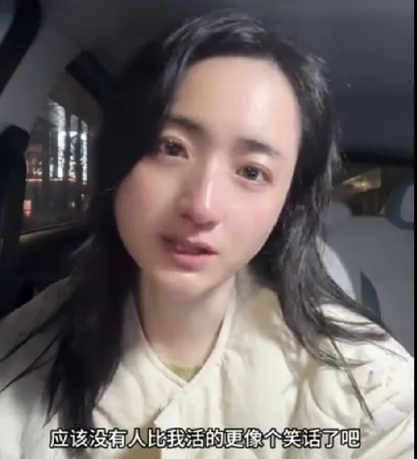 我觉得自己对不起雅典娜了
今天看了雅典娜的视频
觉得这个姑娘太可怜了
她说自己活