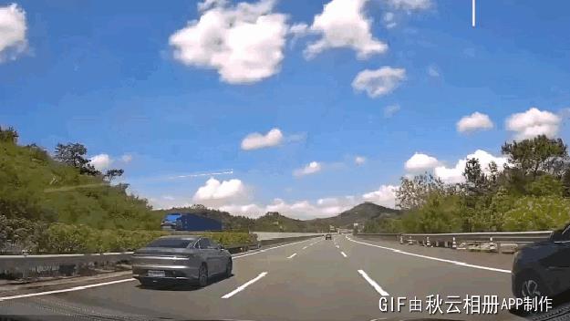 司机没有条件乱超车，猛打方向瞬间失控害人害己呀…