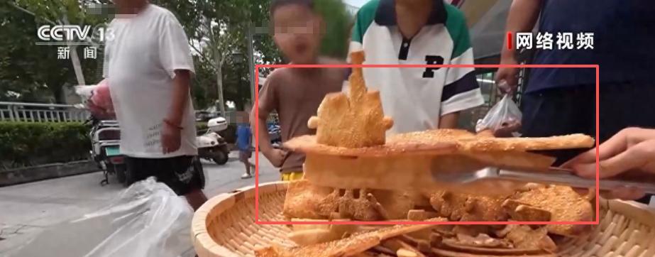 “活该他发财！”2025年10月，河南郑州，一男子烤出各种有趣造型的烧饼，有飞机