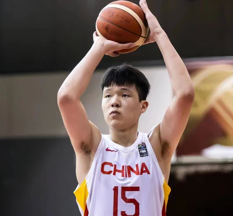 这是未来五年中国男篮的终极阵容了吧？
中锋：杨瀚森 郇斯楠
大前锋：王俊杰 