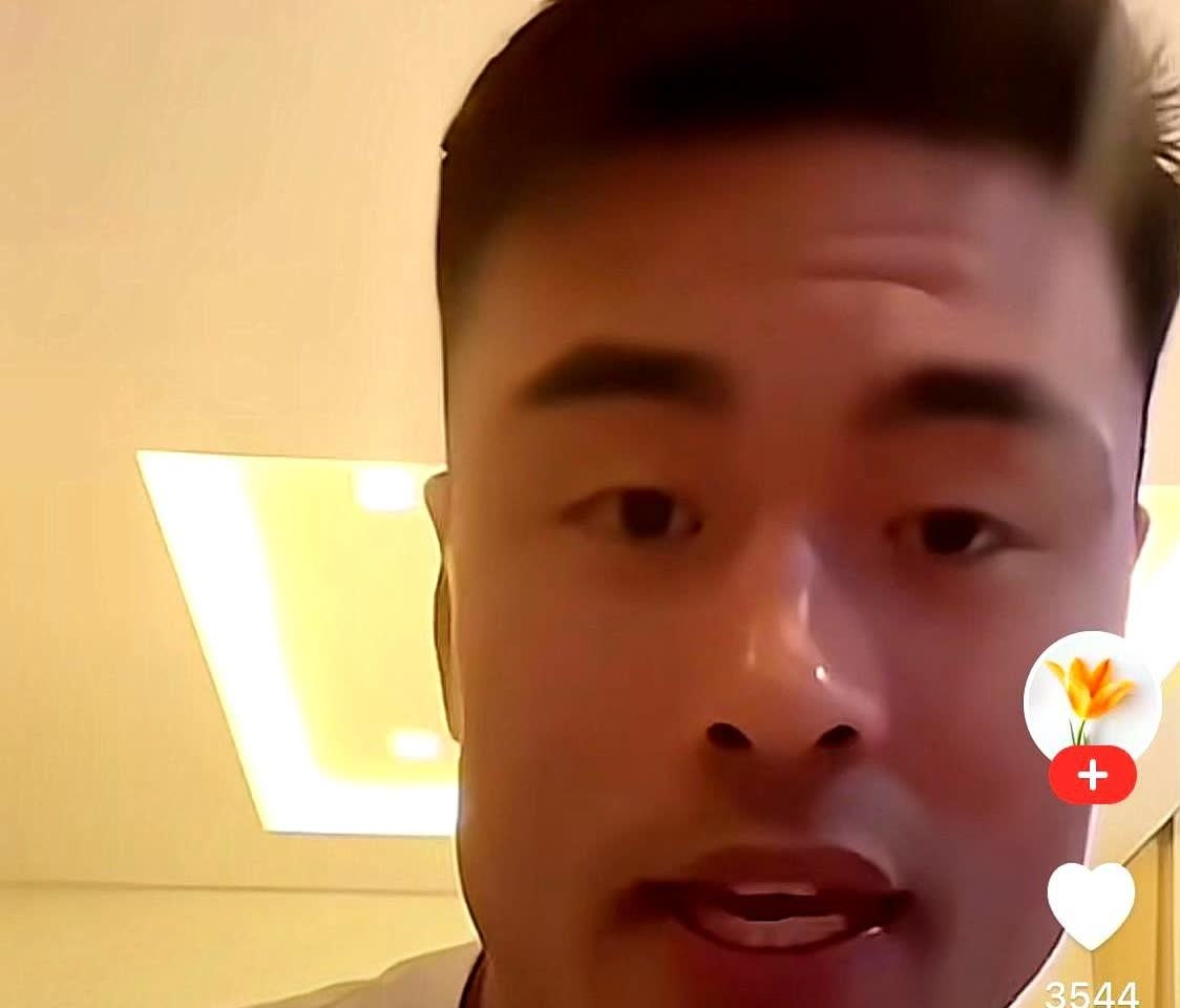 终于破案了。
我说张名扬那天怎么跟梦游似的，第一回合那么大优势，拳头像棉花，磨