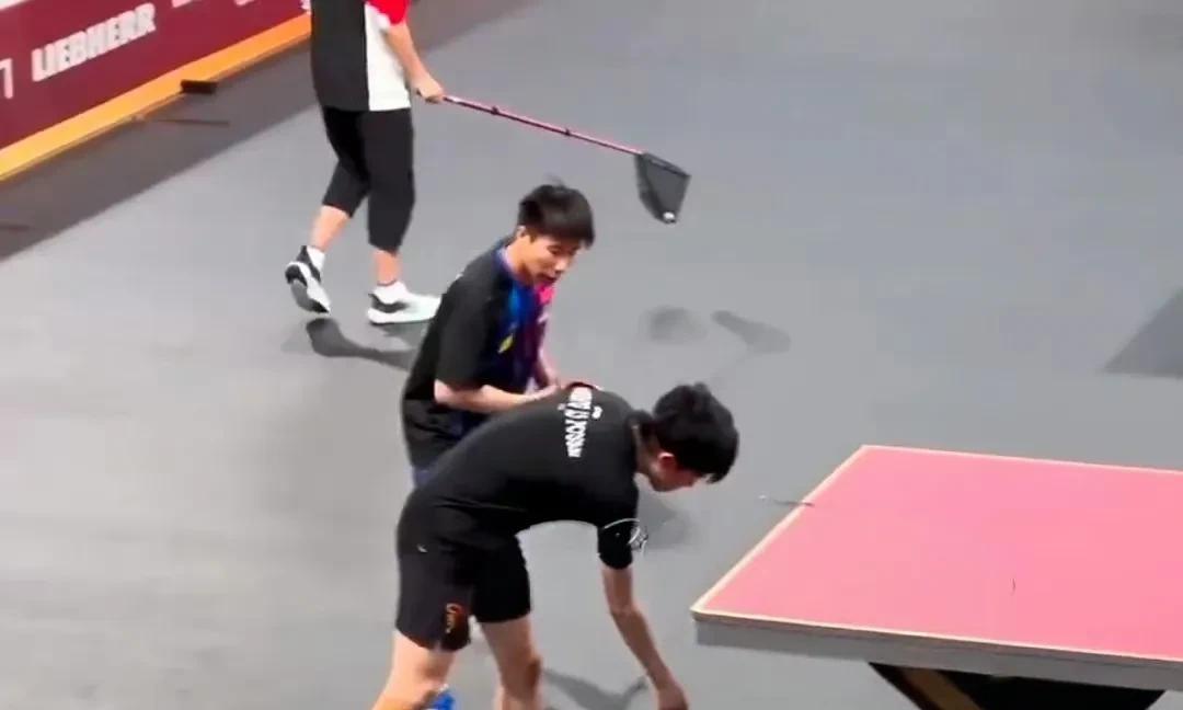 昨天王楚钦在多哈备战世乒赛时去陪练男双上了热搜，而且很长时间高居不下。
世乒赛明