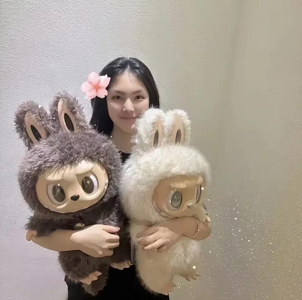 看来王诗龄也喜欢Labubu玩偶。这个玩偶售价可不便宜哦，别人一次最多买一个，她
