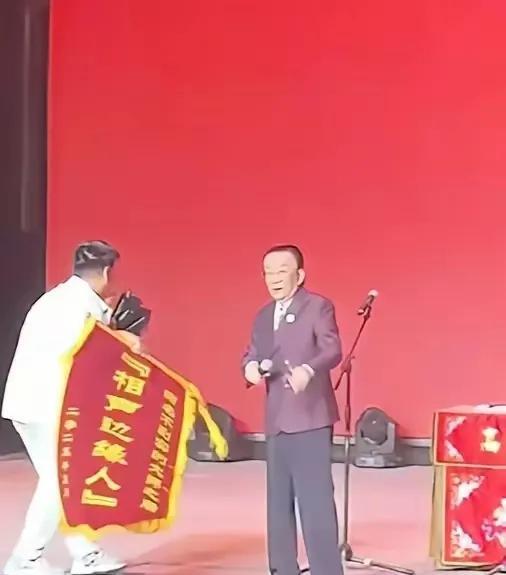 笑不活了！以相声名门正统自居的侯耀华，在给张伯鑫站台，发挥“艺术总监”职能的时候