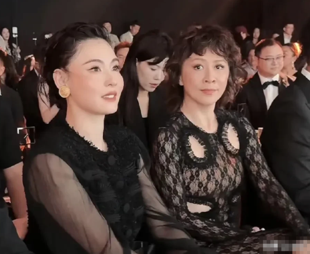 哇塞，两个美女同框了。照片右边这个天生丽质，温柔贵气，的不就是主演《喜剧之王》成