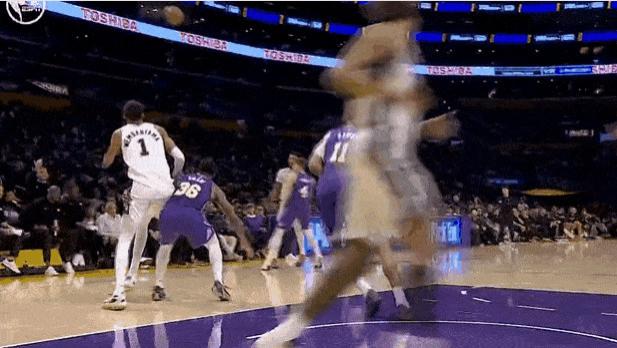 文班亚马进攻中与斯玛特发生身体接触，领到个人第5次犯规