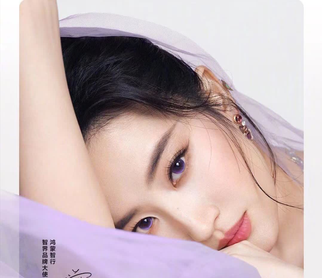 现在的华为很后悔吧

请了刘亦菲来代言

这谁还能看得见车啊，满眼都是神