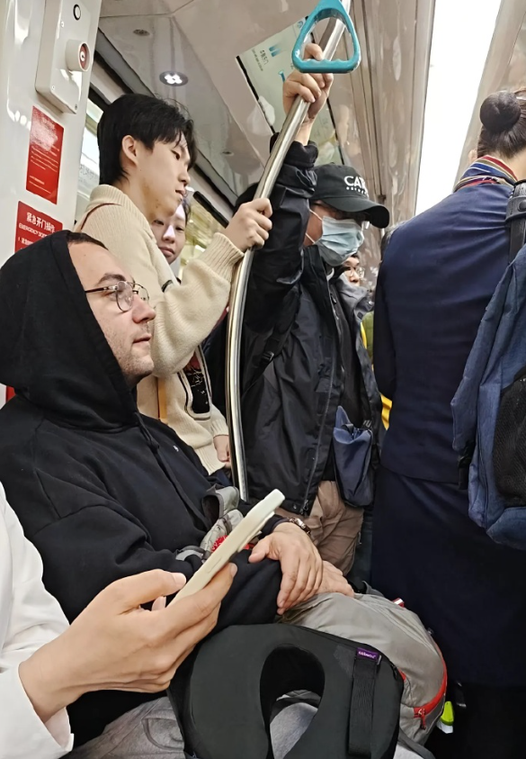 王楚钦被挤在角落里放空自己
哈哈哈，王楚钦这急匆匆的脚步，一路小跑总算是赶上了车