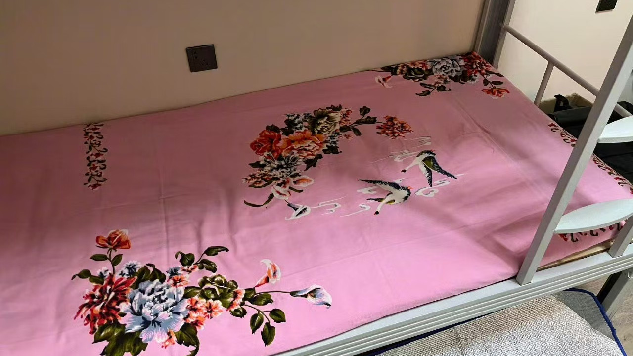 宿舍铺上妈妈寄来的换季床单的那一刻，网友们看着笑了又哭了