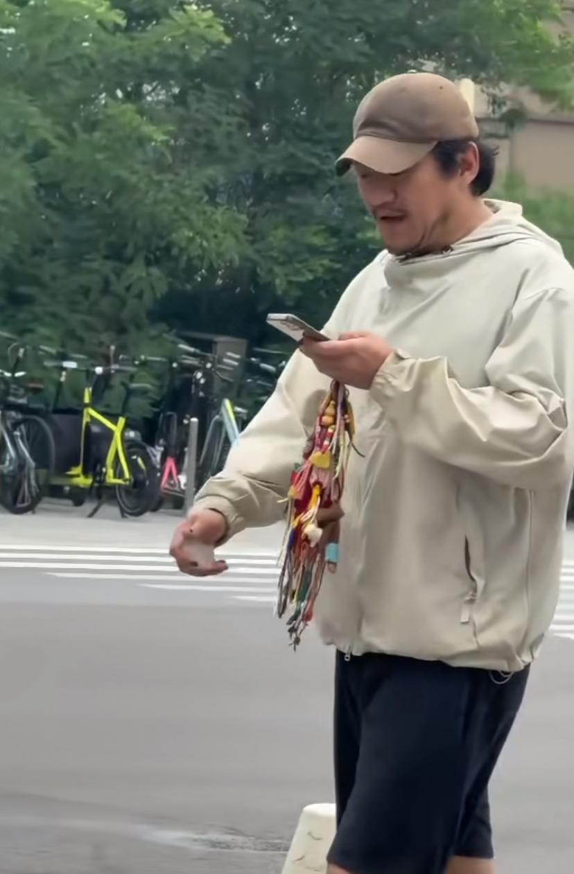 戴帽子这演员叫啥名字来着？看着好眼熟啊。五官长得不咋地，憋憋嘟嘟的，倒是挺有男人