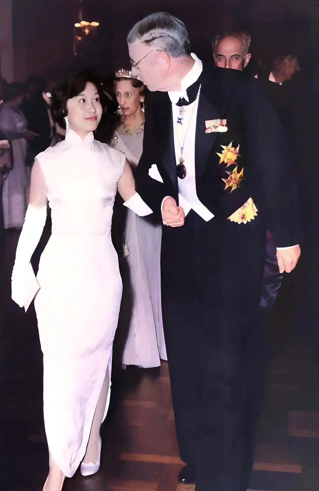 1951年，一位年轻中国女士在全世界人面前优雅高贵从容！
她是谁？
1951年，