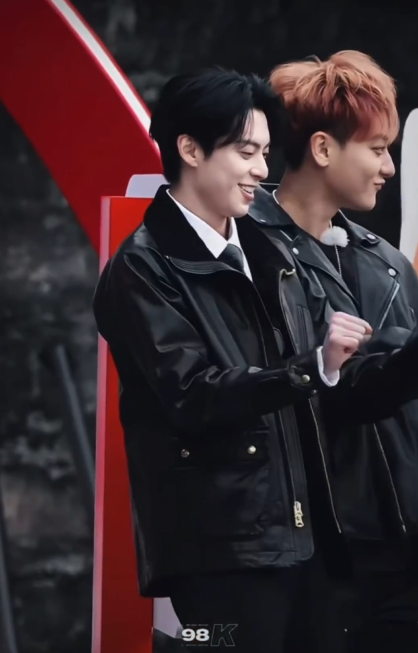 黄子韬在魔丸王鹤棣的衬托下也变得腼腆了起来，哈哈