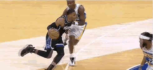 这一级恶犯，威少上篮遭马瑟林锁喉，如果角色互换，威少得被骂死。威少这强硬上篮UC