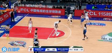 CBA季后赛新疆队与南京队的比赛开打，赵睿在比赛里面突破时，面对南京队田宇恒与赵