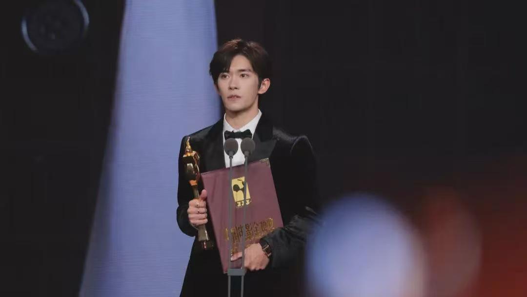24岁易烊千玺成金鸡最年轻影帝！四次陪跑终圆梦，背后心酸藏不住