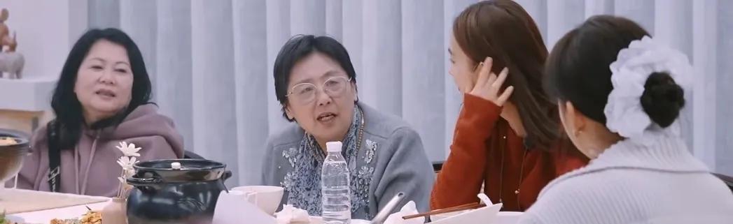 岁月淬炼的清醒之光——黄圣依妈妈
在《是女儿是妈妈》的温情光影里，黄圣依妈妈，这