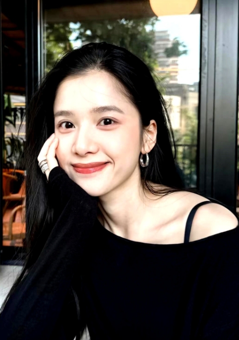 张婧仪说，郑晓龙导演看上我，不是因为周迅是我姑姑，也不是因为我是资源咖，而是因为
