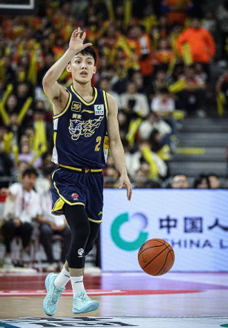 回看杯赛打山西那场的数据对比，我们不是输在外援身上而是输在了国内球员身上
去年广