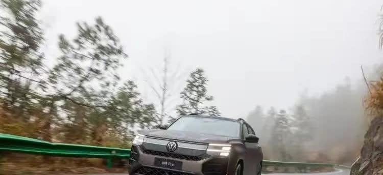 据权威统计：我国近五年新能源汽车渗透率越来越高：

2021年，新能源渗透率