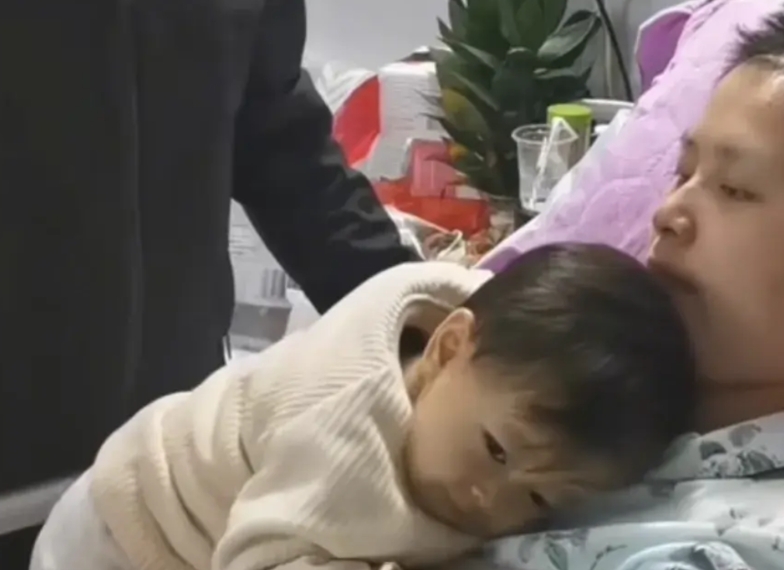 2022年，广西女子癌症复发，两次开颅后成植物人。娘家人说：“拔管吧。”丈夫深夜