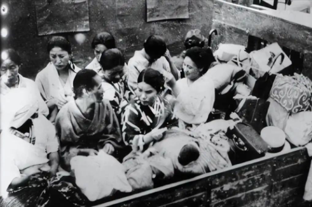 1941年夏天，吉林抚松县城沐浴在阳光下，一片宁静，师范学校传来学生们读书的声音