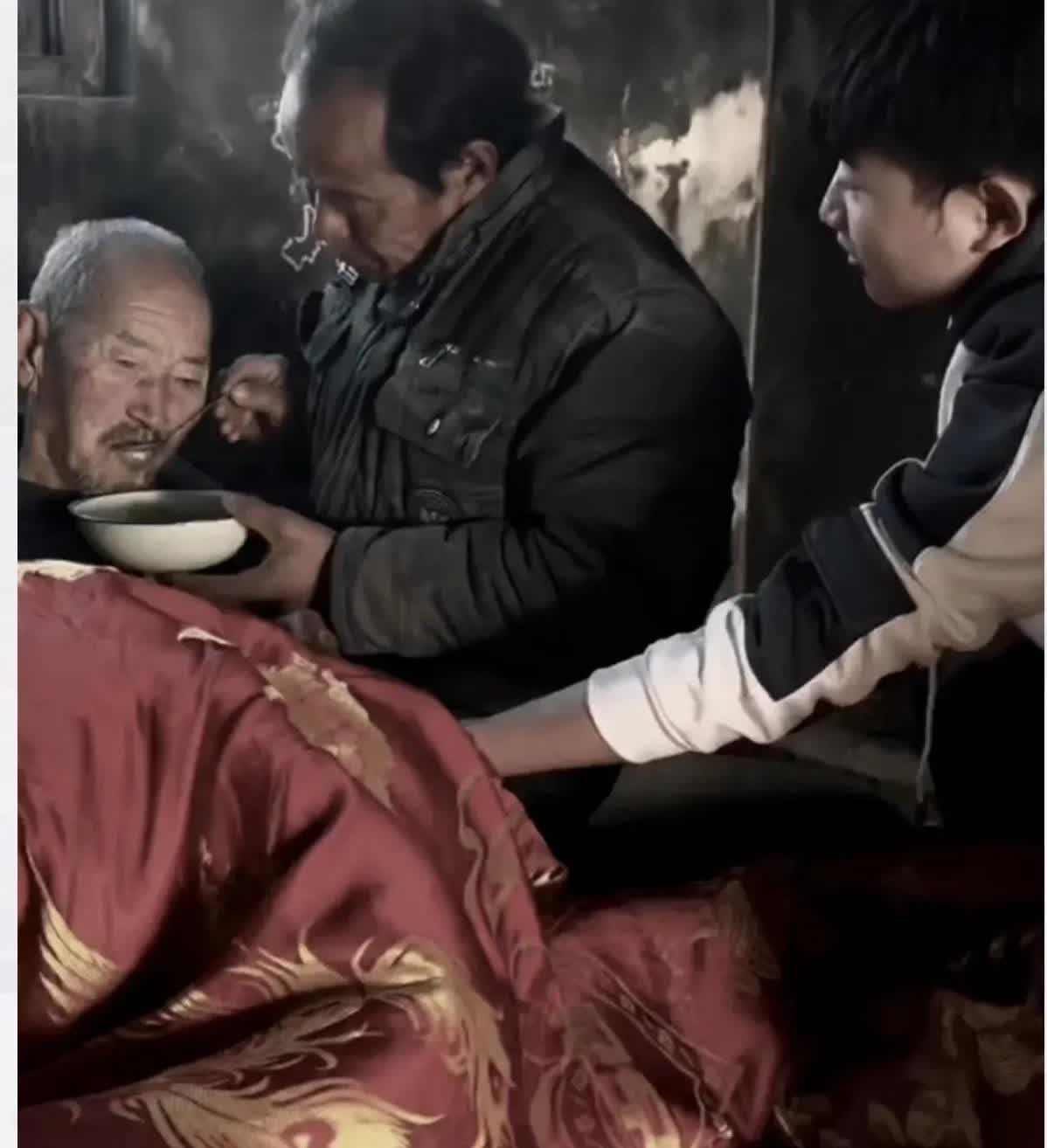 你们信不信，在农村：老人有几个孩子的，照顾老人床头尽孝的都是那个没出息的孩子，没