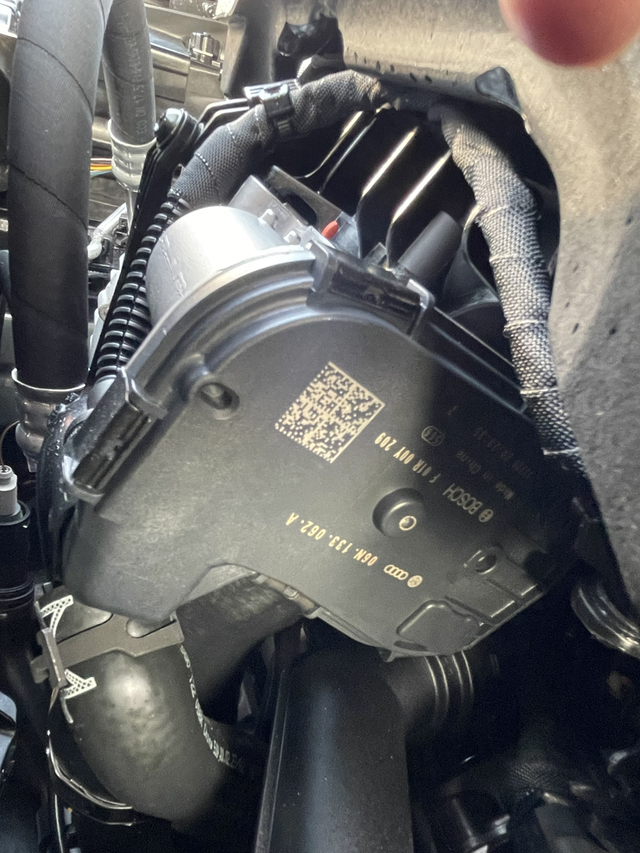 迈腾上发现奥迪的零件
各位有碰到这种情况没，上月刚提的迈腾330上发现有奥迪的零