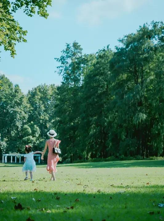 没事遛弯多散心
看看外面好风景
快乐有个好心情
没了烦恼总高兴
走路锻炼是运动