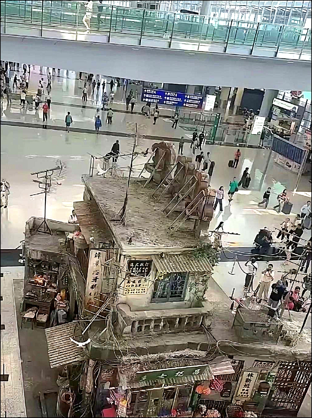 把一堆废墟搬进了机场，这是哪座城市的杰作。