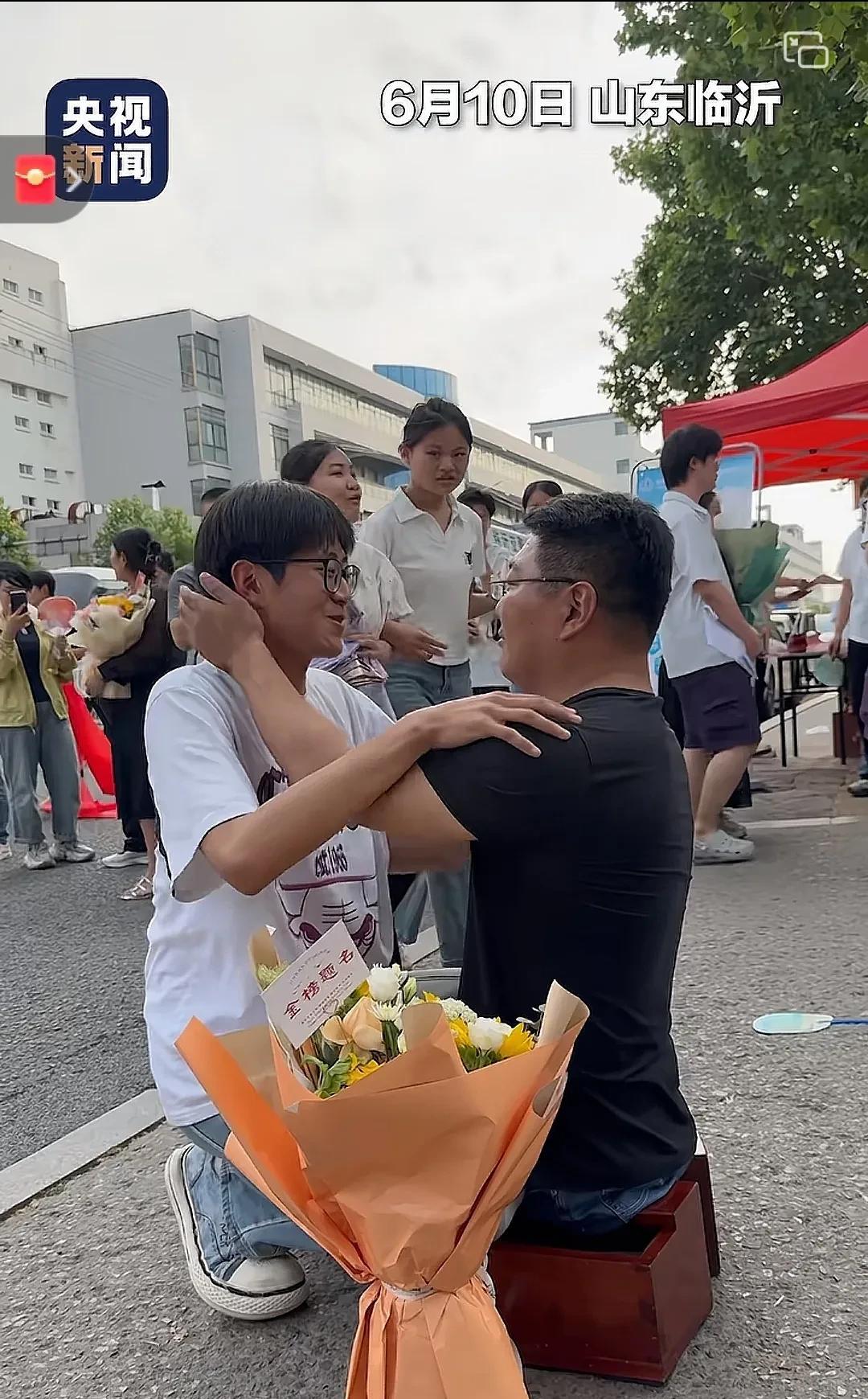 高考后这一幕合人动容！
6月10日，在山东临沂的一处高考考场外，人潮涌动，家长们