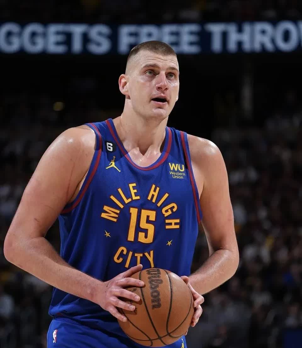 约基奇究竟有多全面！看看NBA历史中锋三双榜单排名都有谁？

第五名：拉塞尔