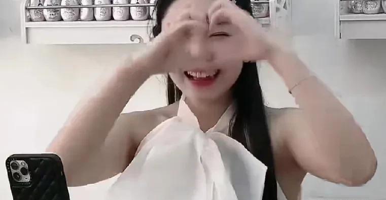 小松和秋秋报平安，小叔来中国帮忙照顾小松。



这段视频直播，小松和秋秋向大家