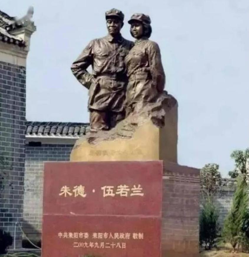 1929年，寻乌县突袭，妻子妙计救夫性命。



1929年2月2日拂晓，江西寻