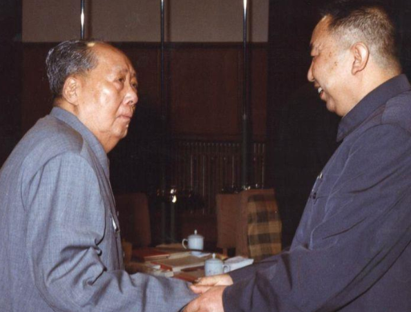 毛主席与华国锋握手的一幕，二人通过眼神交流，主席眼中满是信任！

在 70 年代