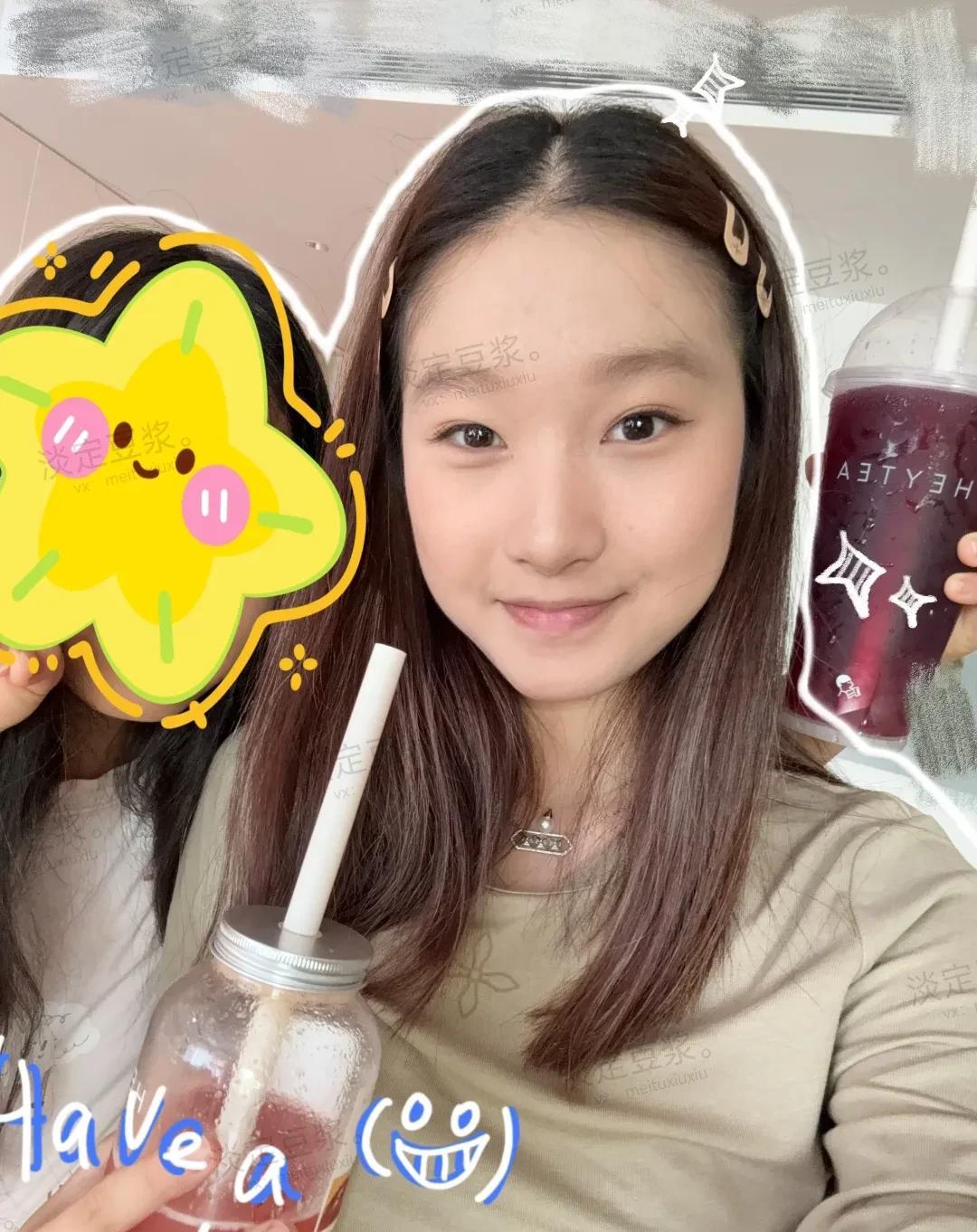 看小姑娘五官端正，笑容灿烂，一看就生活得很幸福，没有受到爸爸妈妈离婚的影响。看身