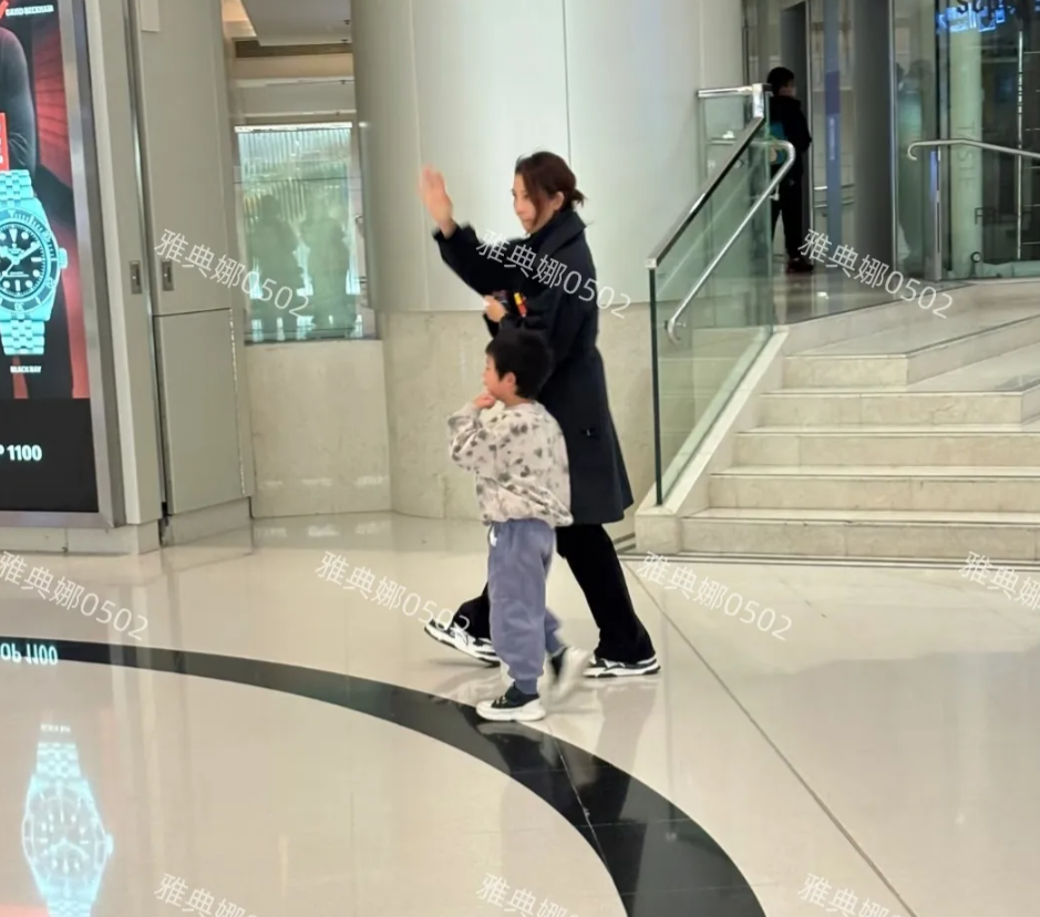 香港商场偶遇蔡少芬，她带着二女儿和小儿子。
蔡少芬本人好高好瘦虽然51岁的她不年