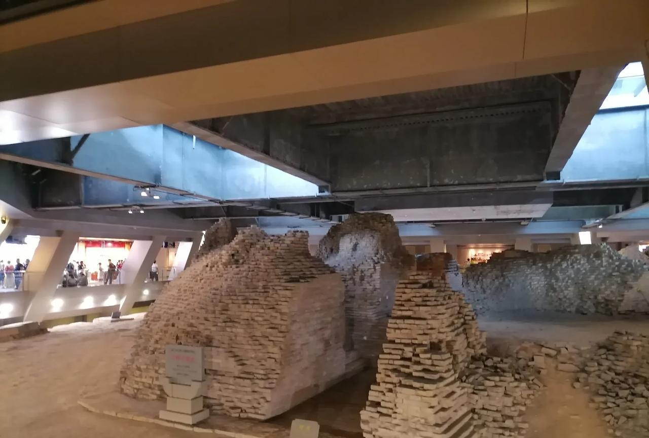 雷峰塔遗址上建雷峰塔。
原雷锋塔1924年9月25日彻底倒塌。1999年7月，浙