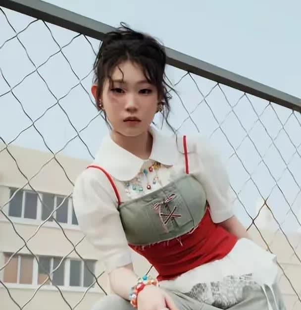 小沈阳女儿越来越不对劲了！
不是越来越漂亮，
也不是越来越时尚，而是整个人从