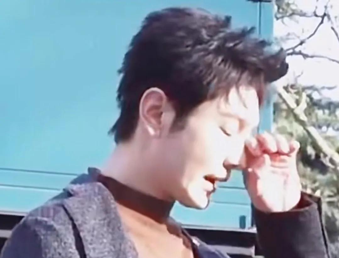 黄晓明估计都要难过的睡不着了。
他难过的不是自己没考上，也不是被网友嘲笑敲键盘的