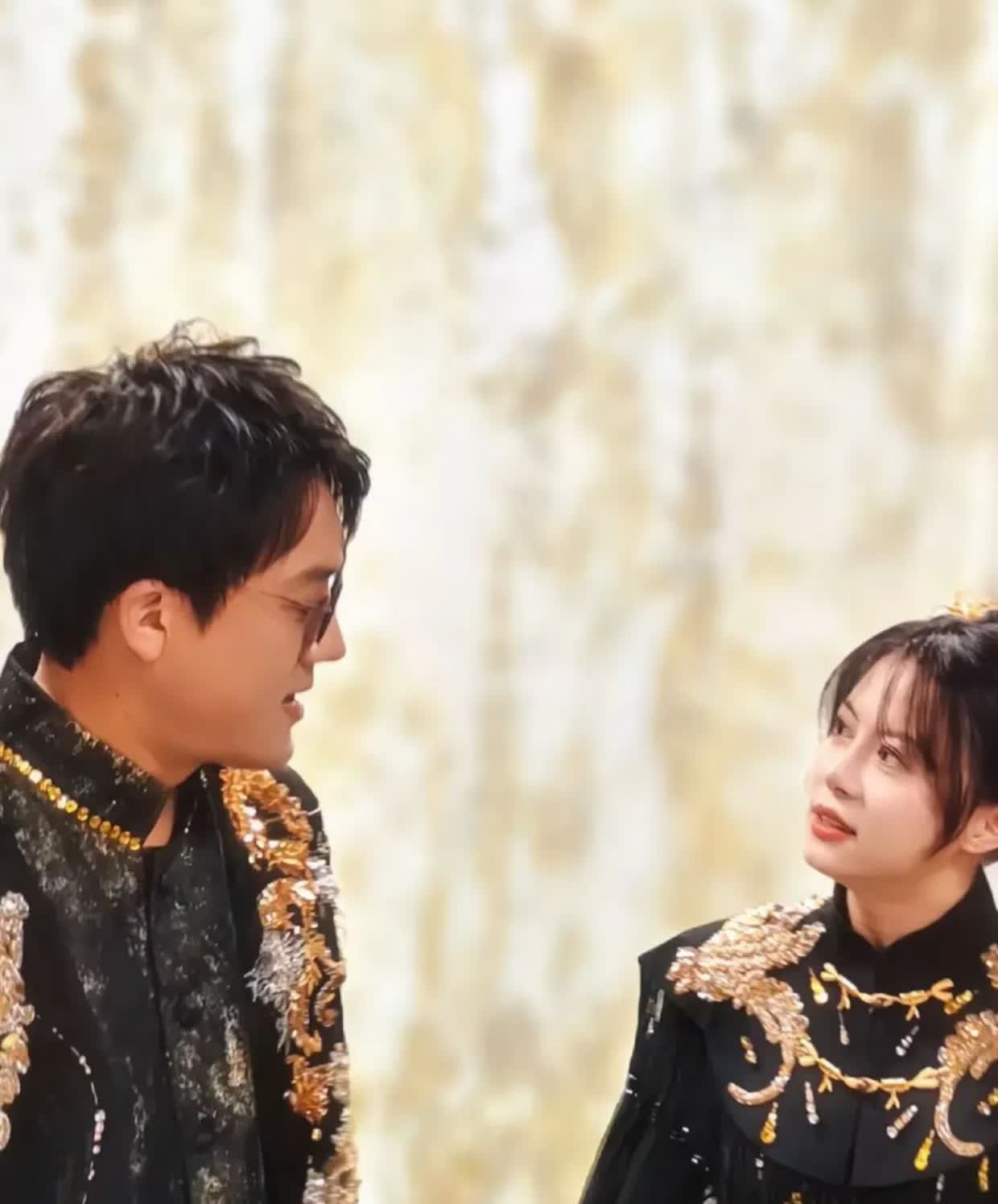 二饼：你瞅啥？
力哥：瞧你咋的？
两人的眼神中透露着“信任、理解、崇拜、认可