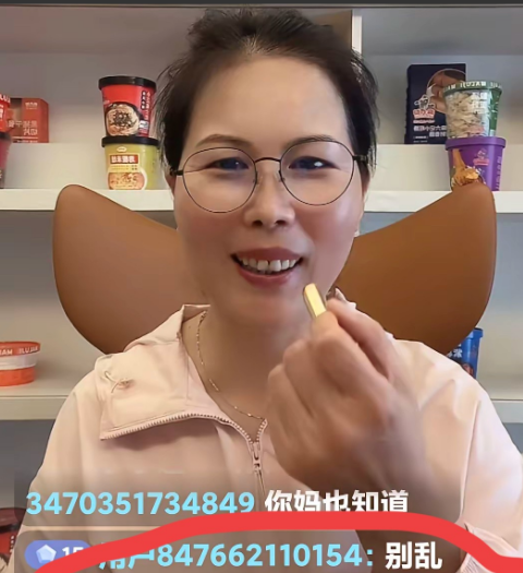 你们发现了吗
小杨阿姨这次回湾湾后今天第一次直播，有明显三大变化
第一个变化最明