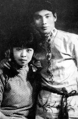 1937年上海，26岁的萧红与30岁的萧军留下这张前卫合影。彼时萧红已在鲁迅提携