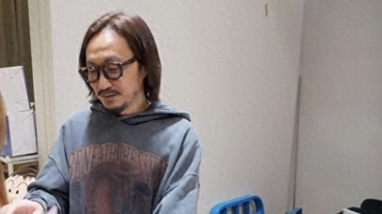 赴美戒酒半年后，郑中基留着中分长发现身，状态不错