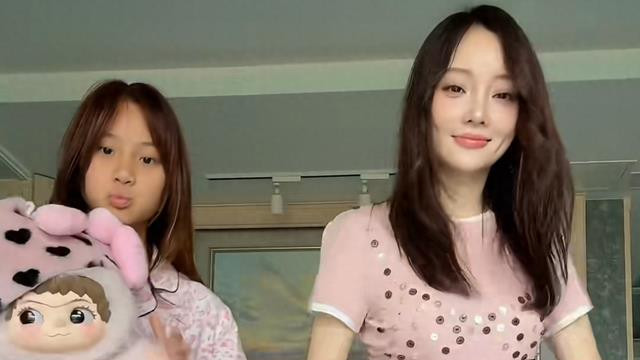 李小璐有二胎了？家中出现婴儿椅和小男孩，疑似删除网友质疑评论
