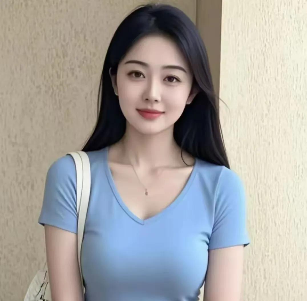 短衫佳人
浅夏轻衫映鬓云，
星波笑靥韵氤氲。
素链清辉藏诗意，
斟取时光醉客魂。