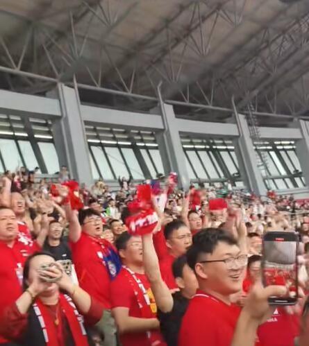 最新一轮轮中乙联赛，南通海门珂缔缘主场人数登顶所有场次第一。前面比赛海门体育中心