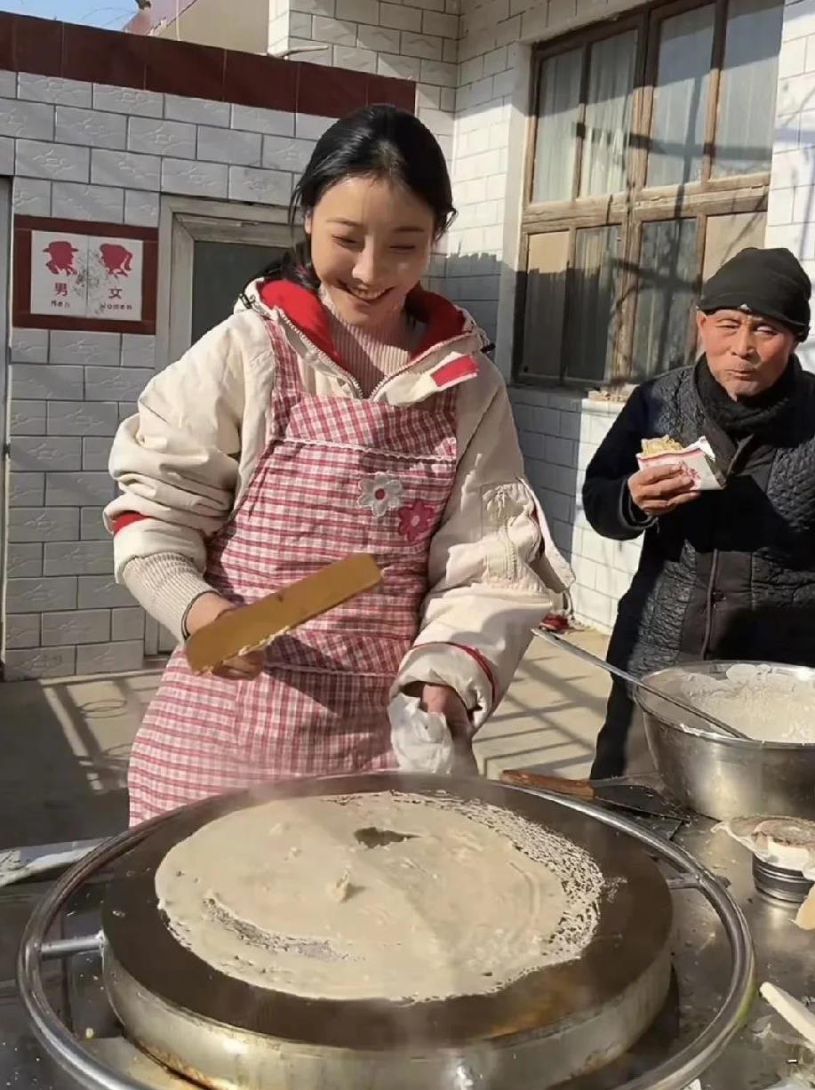 李富贵的命运齿轮从这张煎饼开始转动，她带着鹅笑般的声音，开启了逆天改命的征程。从