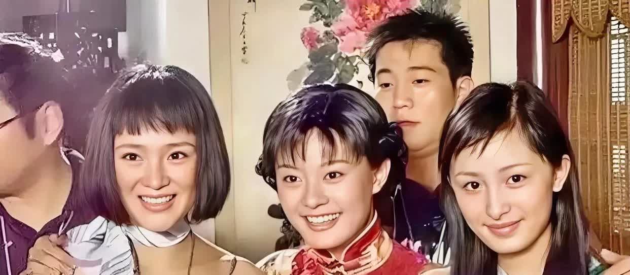 看看这张照片，孙俪还是老样子，杨幂倒像是换了个人，左边数第一位小姐姐颜值最抢眼！