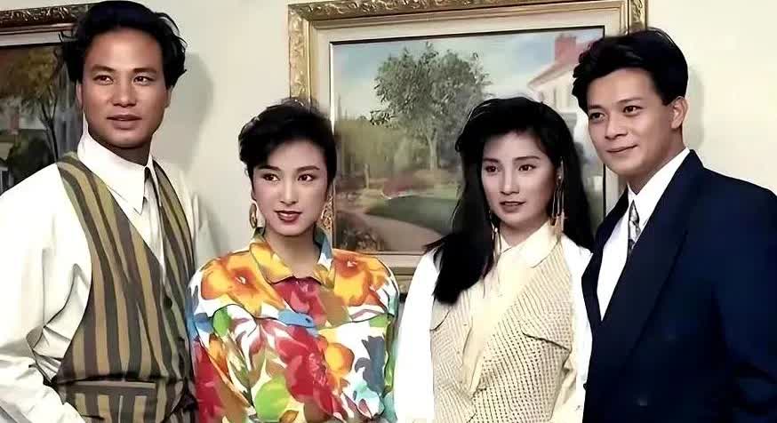 都说米雪（左二）年轻时容貌出众 ， 小编觉得苗侨伟的太太戚美珍（右二）清纯雅致，